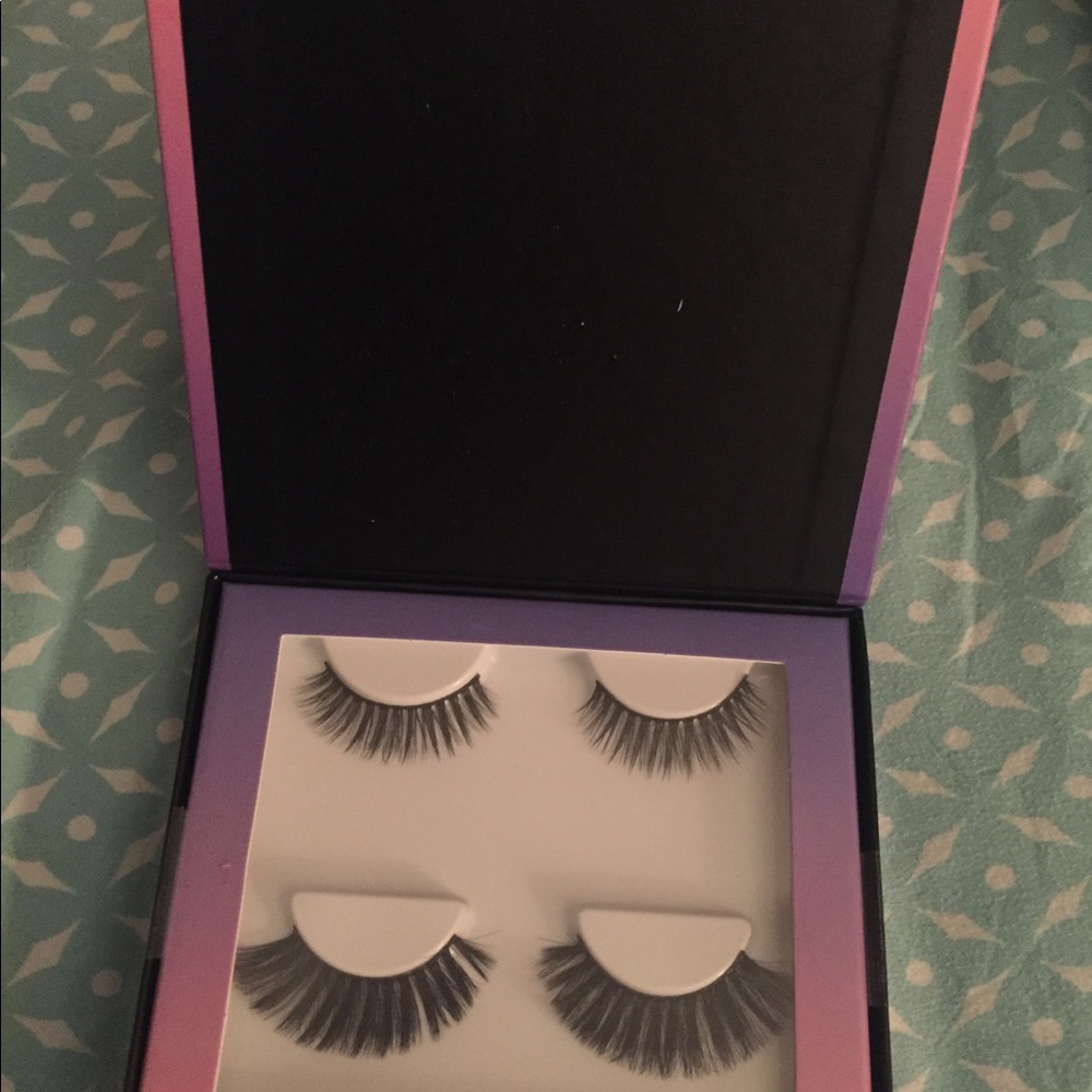 Lashes - Picture 2 of 6